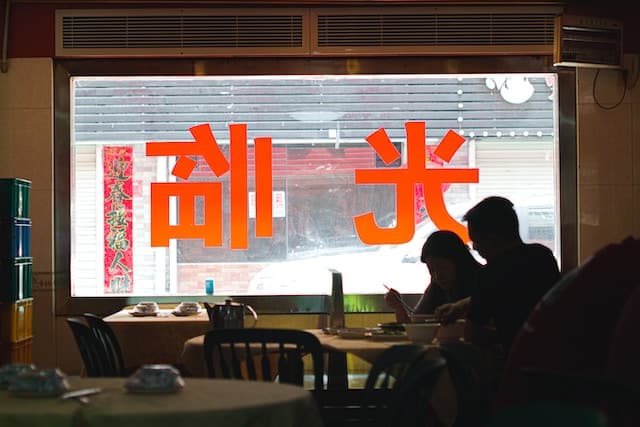 People eating a meal in a restaurant in Shenzhen advertising agency
